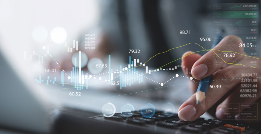 Expert analysant des graphiques financiers sur écran pour expertise CSE