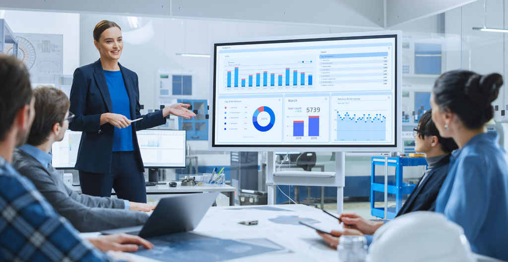 Professionnelle présentant une analyse devant des élus CSE attentifs