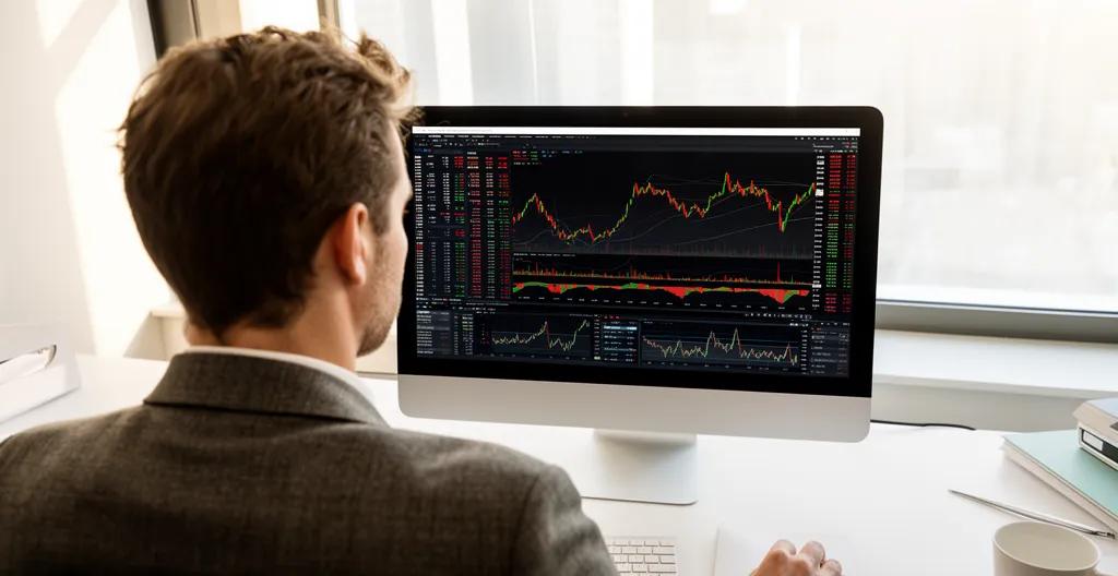 Expert analysant des graphiques financiers sur écran pour expertise CSE